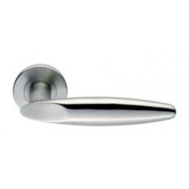 Sleek door handle SW19